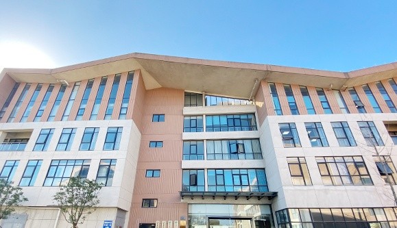 依托青蓮生豬產業研究院，積極與國內外科研單位和高校開展多種形式的合作研究。